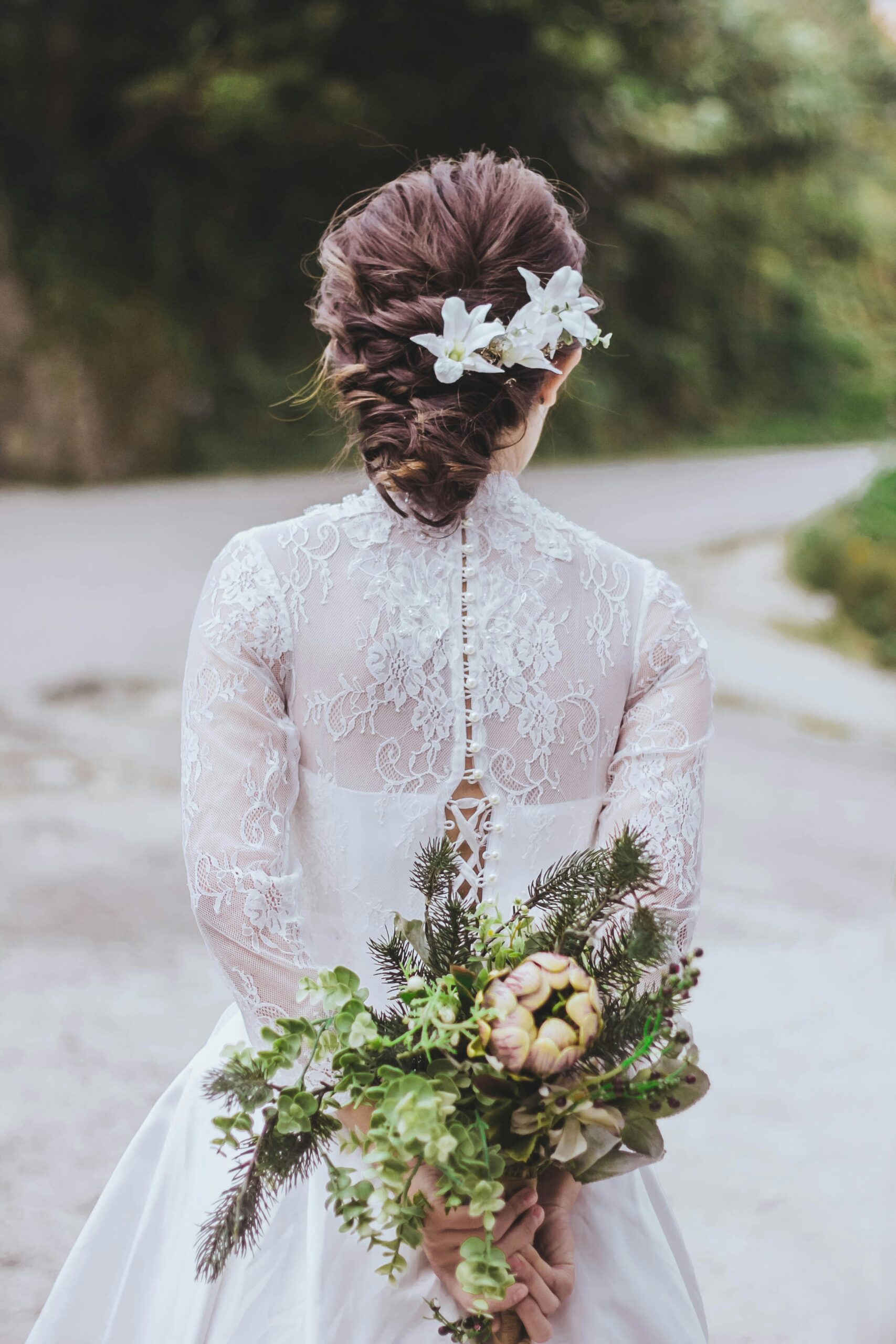 Boho Brautfrisur mit Blumenschmuck Brautstyling Dresden Boho Frisur Brautfrisur Dresden Hochsteckfrisur
