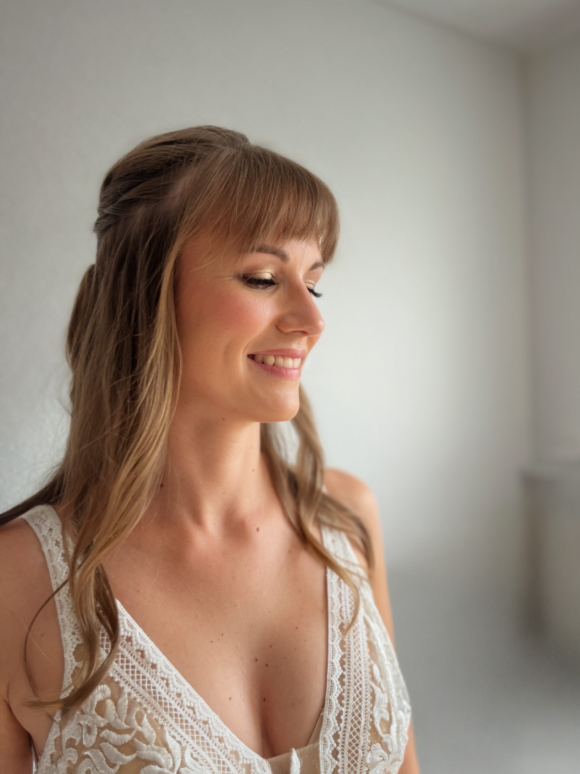 Halboffene Boho Brautfrisur mit Blumenkranz