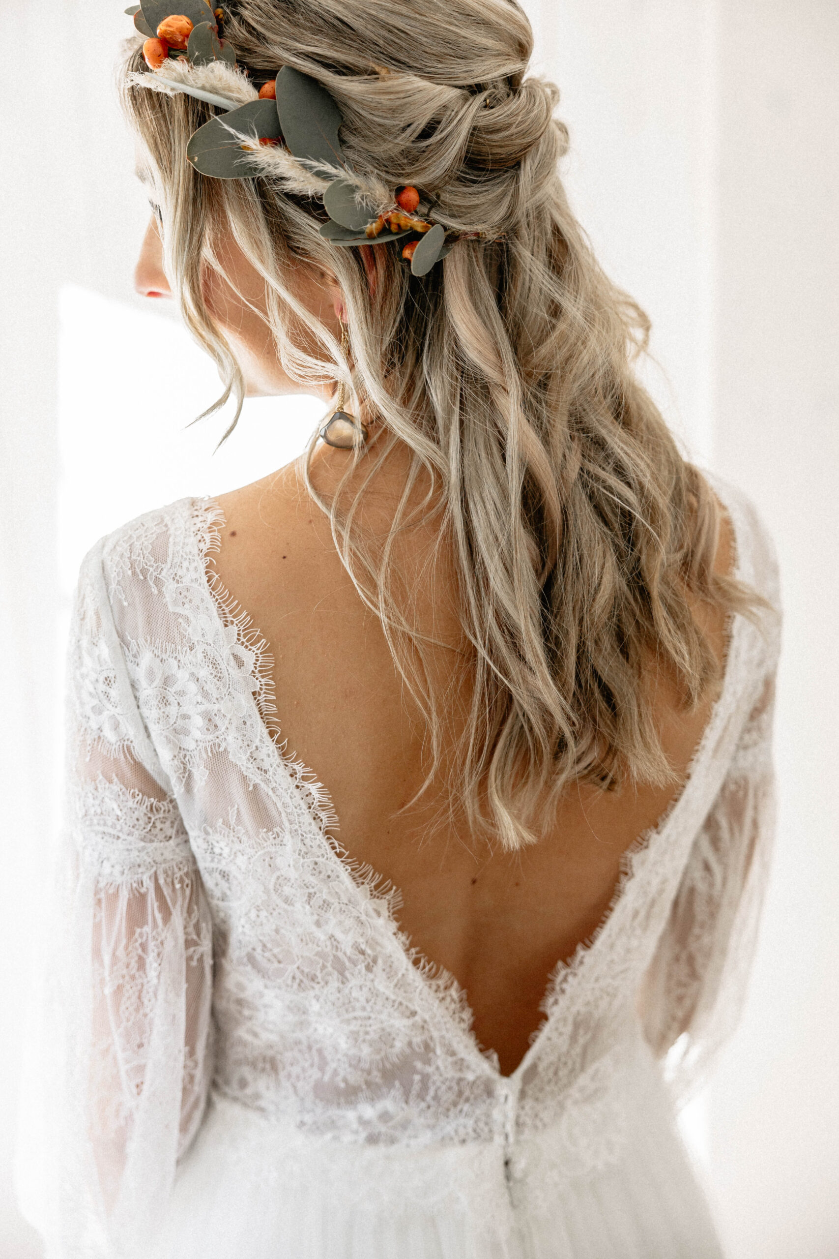 Halboffene Boho Brautfrisur mit Blumenkranz